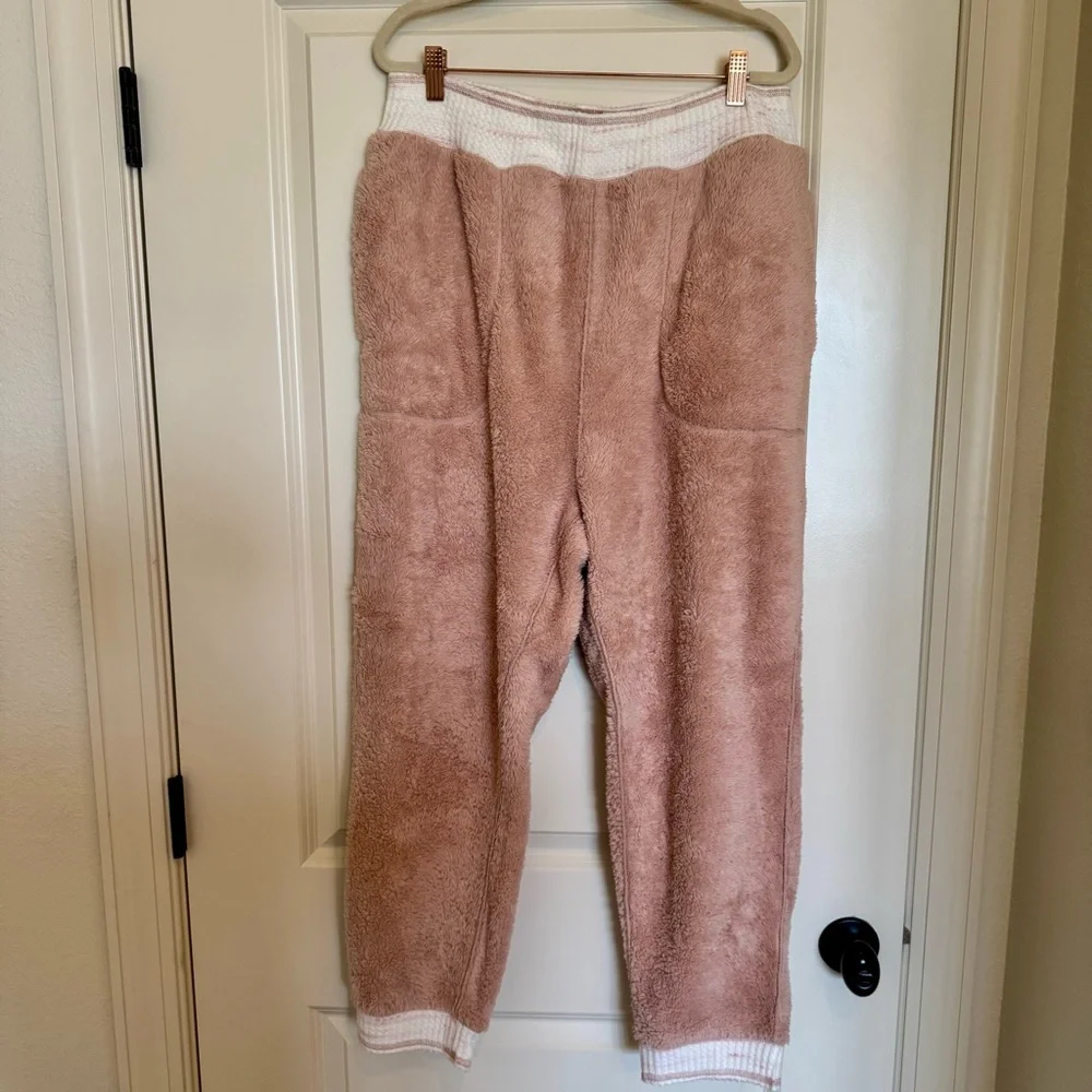 Free People - Cozy, Fuzzy Pink Lounge Set - Picture 7 of 8